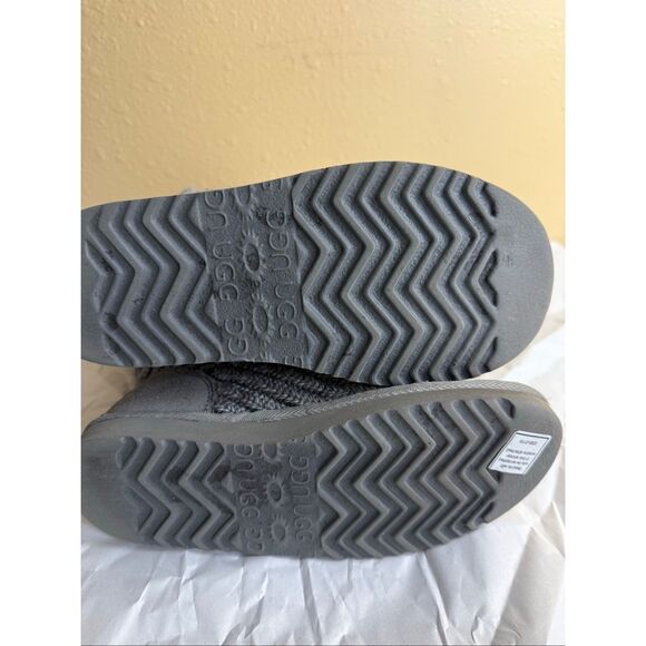 UGG Australia Classic Cardy Triple Button Gray Knit Boots – size 5 - Picture 7 of 9